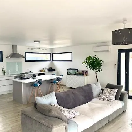 De 100m² Climatisee Sur * Meze
